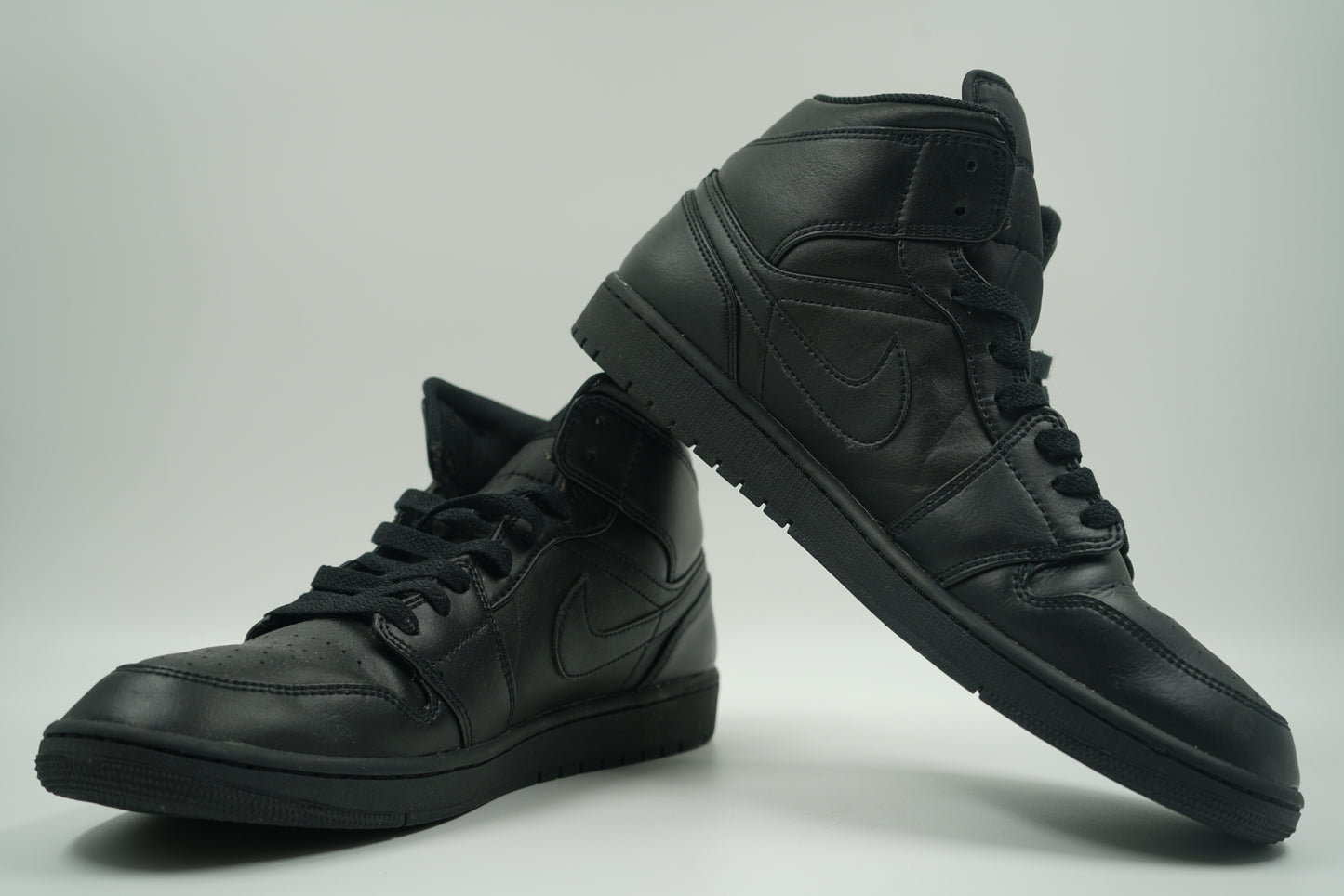 Air Jordan 1 Mid Triple Black