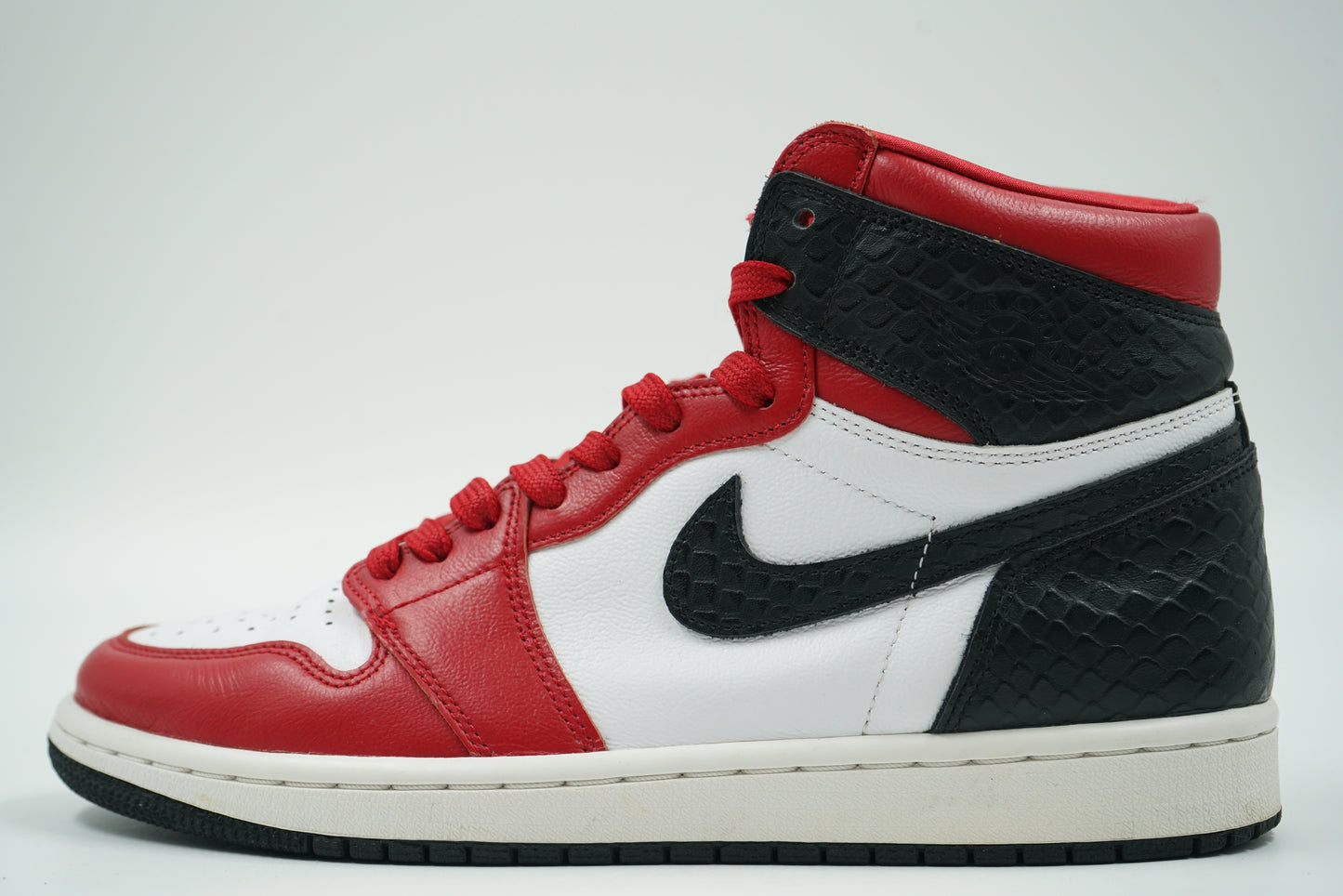 Air Jordan 1 Retro High Satin Snake Chicago