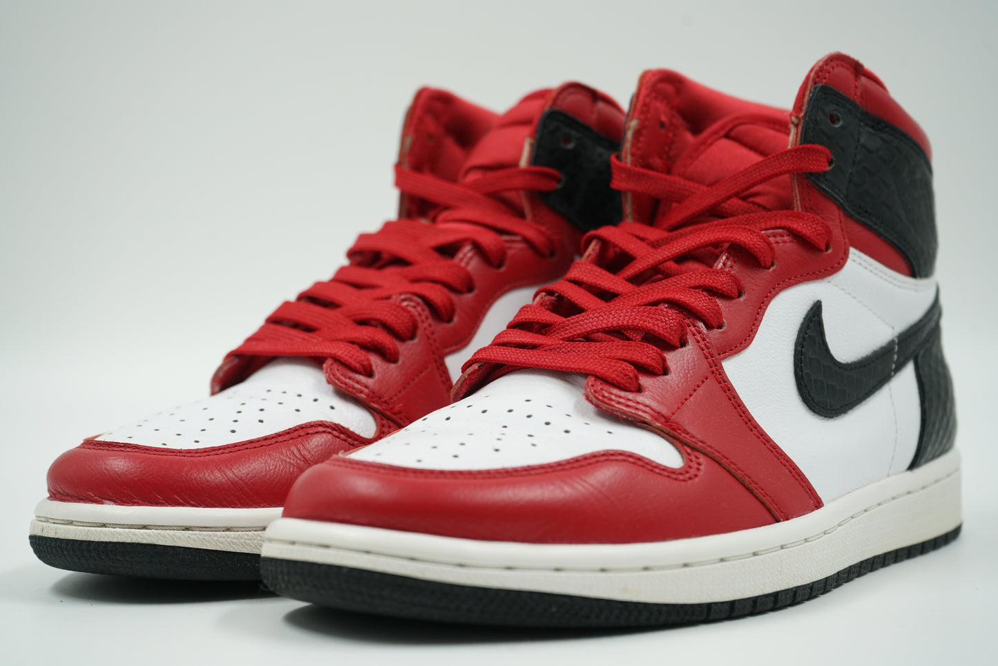 Air Jordan 1 Retro High Satin Snake Chicago