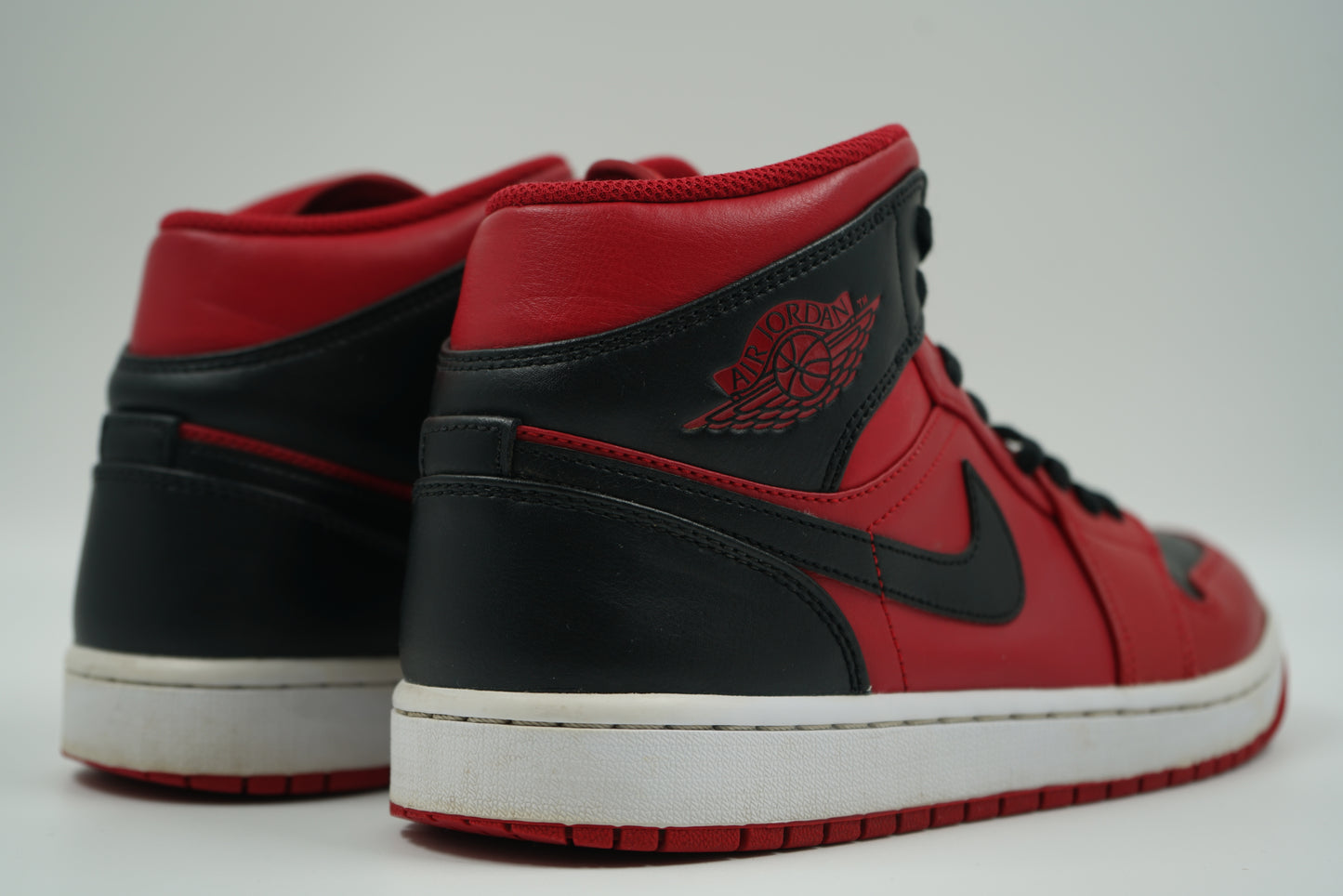 Air Jordan 1 Mid Reverse Bred
