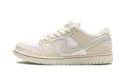 Nike SB Dunk Low 'City of Love' in Light Bone featuring premium satin panels and suede overlays. Valentine's Day skate shoe available at our Malmö store