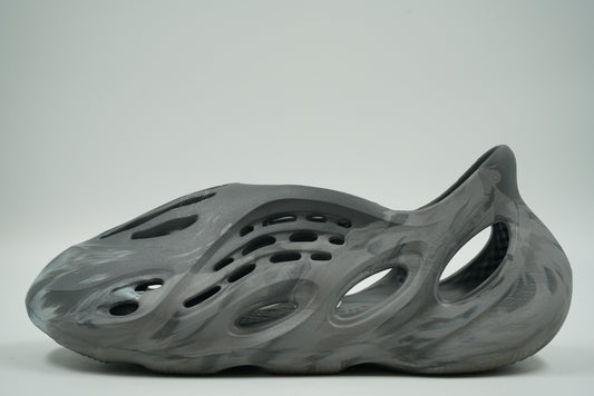 Pre-owned adidas Yeezy Foam Runner MX Granite in grey marbled foam, side view