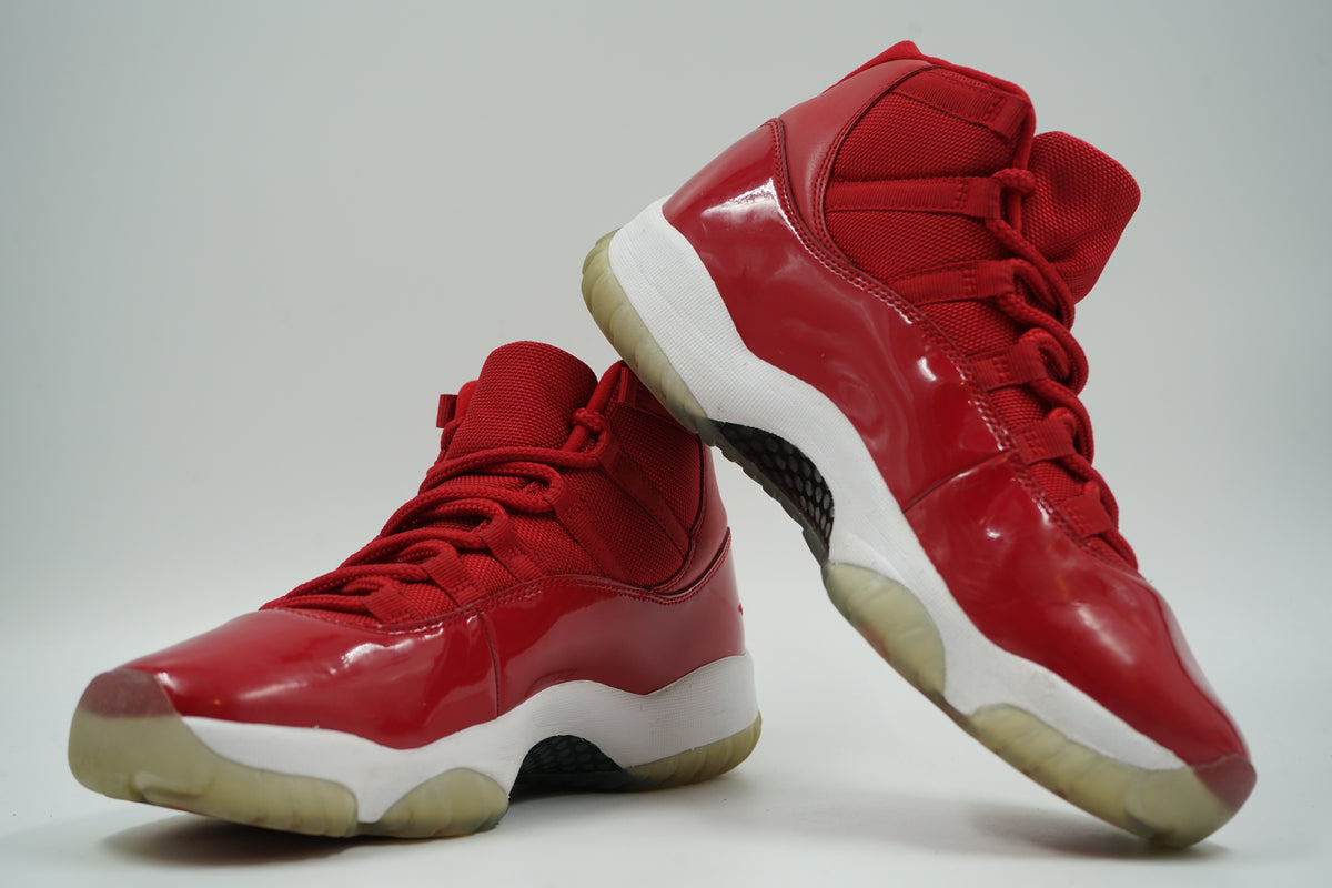 Pair of pre-owned Air Jordan 11 Retro Win Like 96 in Gym Red, stacked view of inner sides with carbon plate