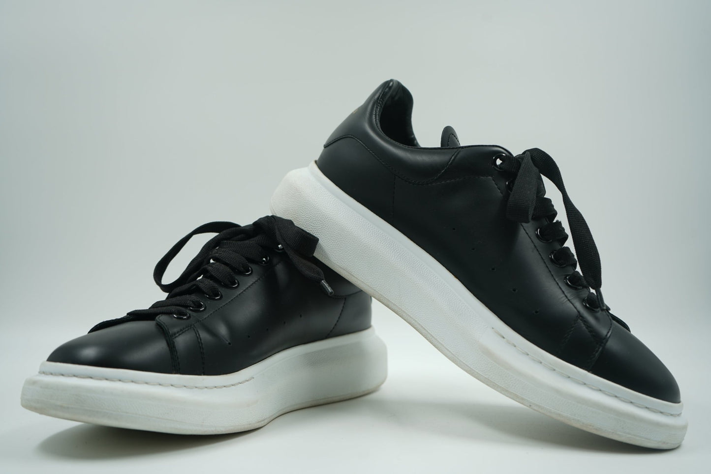 Alexander McQueen Chunky Black/White Sneakers - Alexander McQueen - SecondPlace