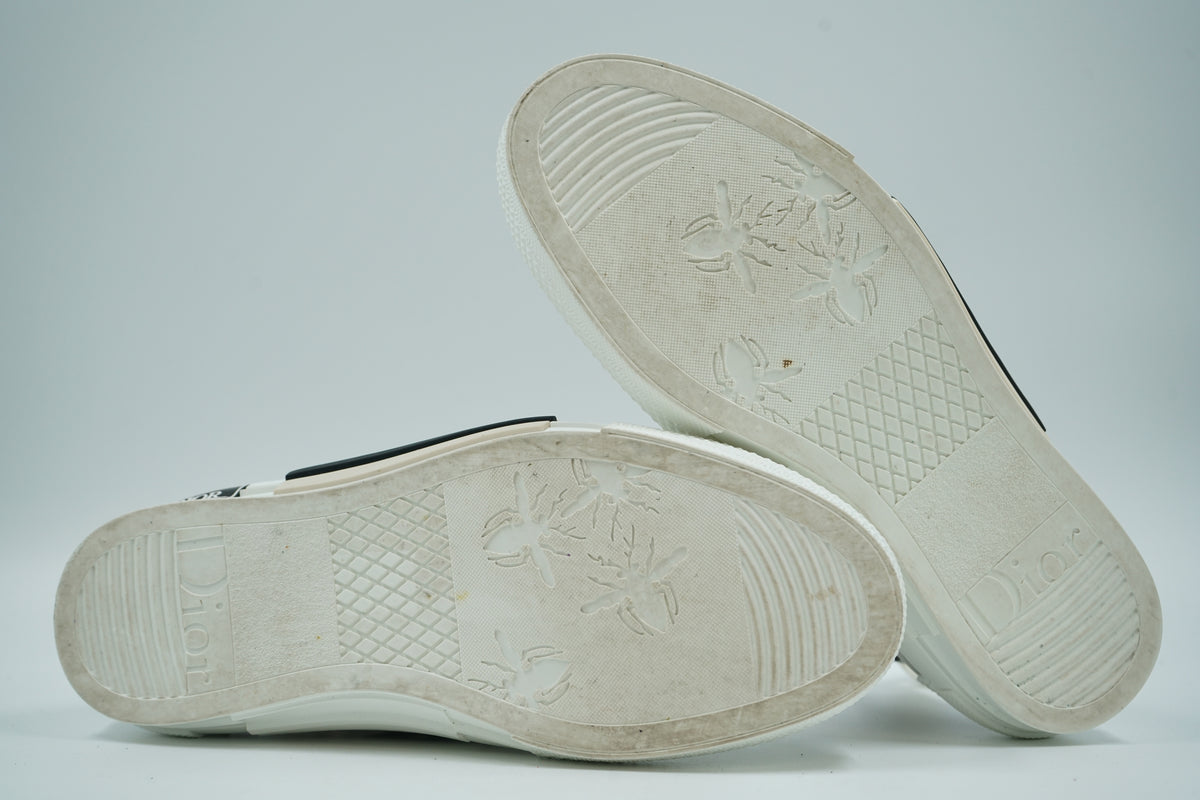 Pre-owned Dior B23 high-top sneakers in Dior Oblique, outsole view with bee motif and Dior logo tread