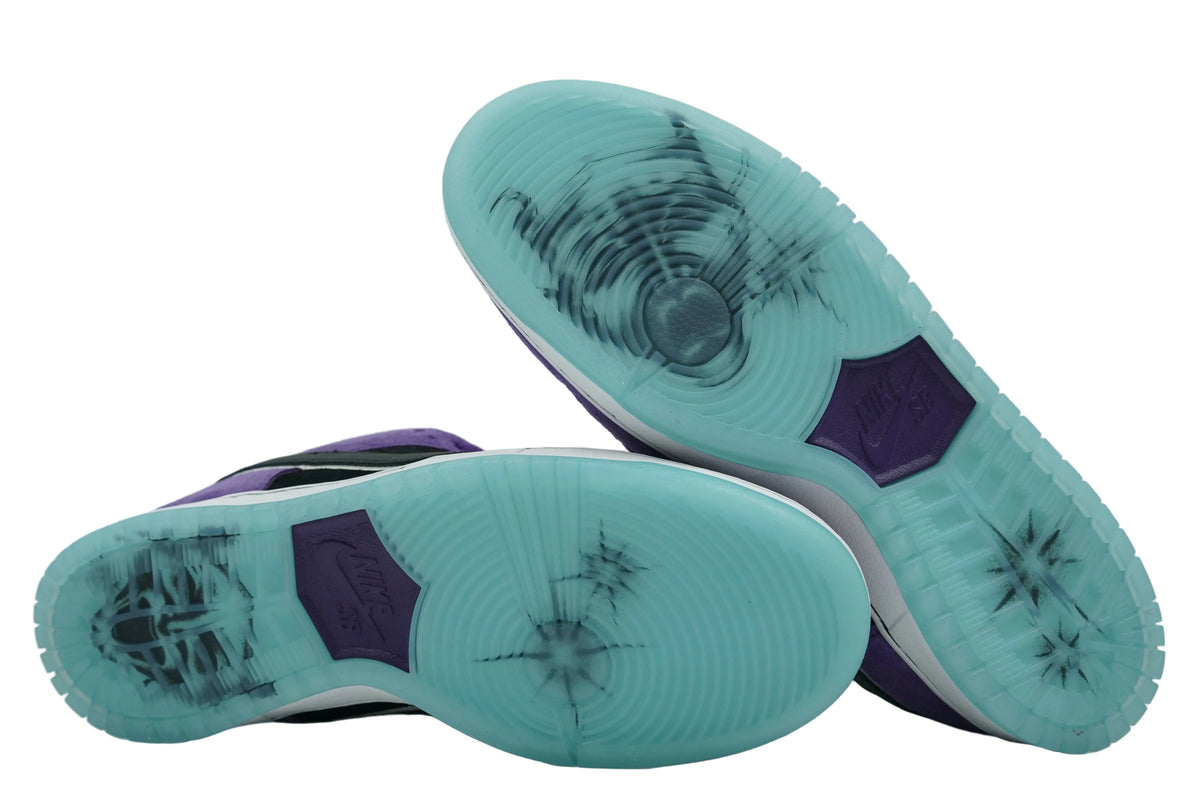 Icy blue outsoles of Hayley Wilson x Nike SB Dunk Low Court Purple with starburst graphic and purple Nike SB logo