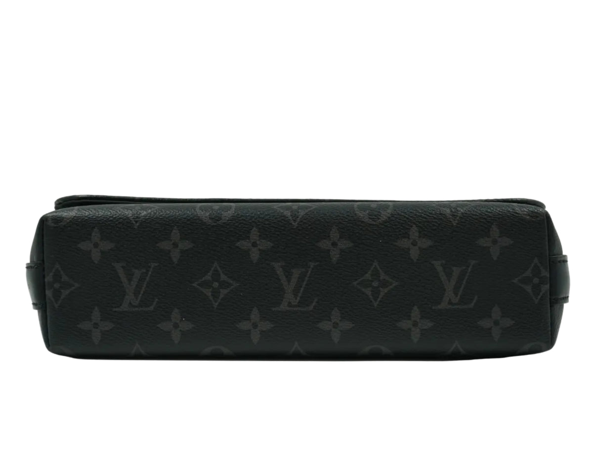 Bottom of pre-owned Louis Vuitton District messenger in Monogram Eclipse canvas with clean corners