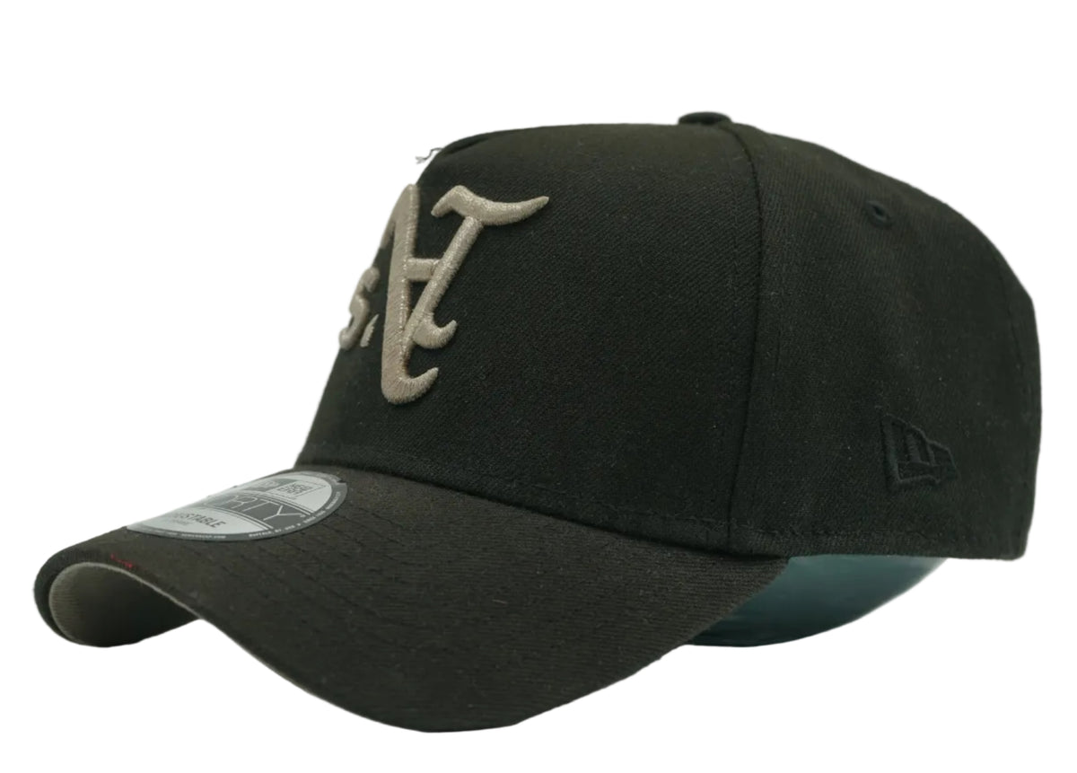 Pre-owned New Era 9FORTY A-Frame cap in black with upside-down grey Athletics logo, side view