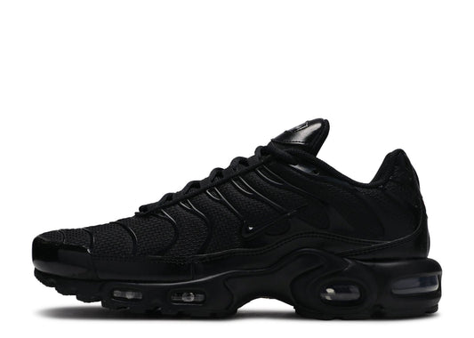 Nike Air Max Plus 'Triple Black' featuring a stealthy mesh upper with wavy TPU overlays and visible Tuned Air cushioning. Classic Tn sneaker available at our Malmö store or order online now.