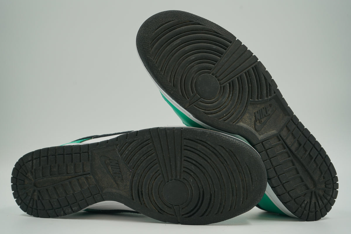 Outsoles of pre-owned Nike Dunk Low Stadium Green, black rubber tread with light wear