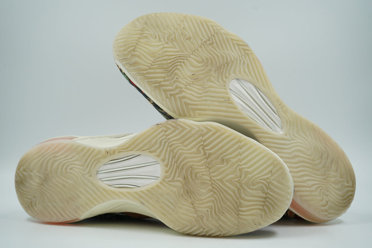 Outsoles of pre-owned Nike KD 7 EXT Floral with translucent herringbone tread, yellowing and light wear