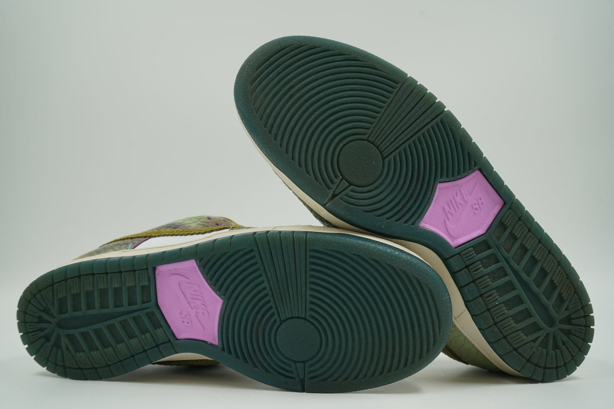 Outsoles of pre-owned Alexis Sablone x Nike SB Dunk Low Chameleon in teal with pink Nike SB logo panel