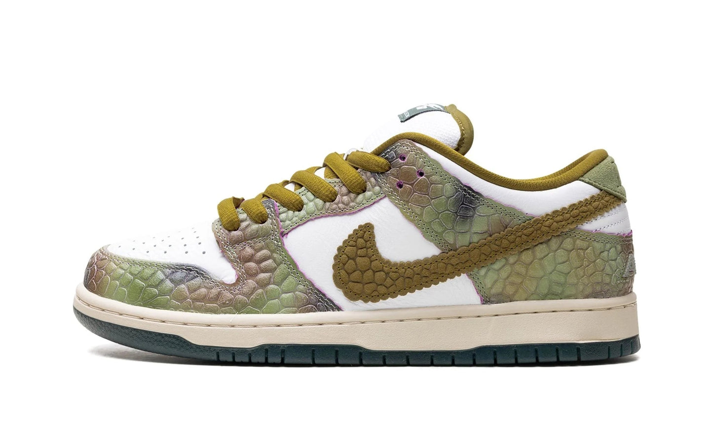 Nike SB Dunk Low OG 'Chameleon' by Alexis Sablone featuring a reptilian texture leather upper, color-shifting overlays, and a vintage sail midsole. Limited edition skate shoe available at our Malmö store or order online now.