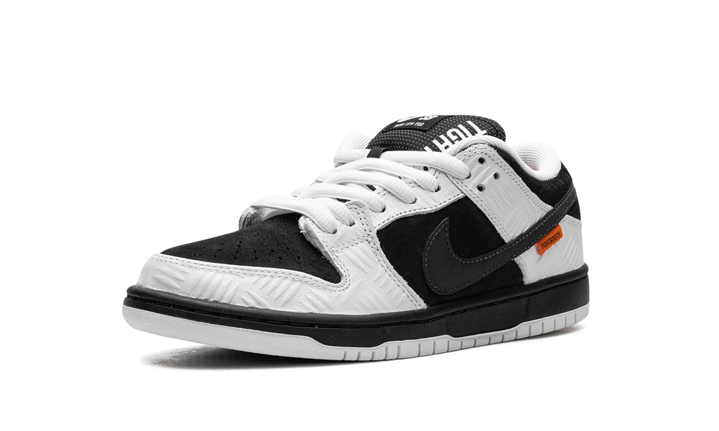 SB Dunk LOW Tightbooth