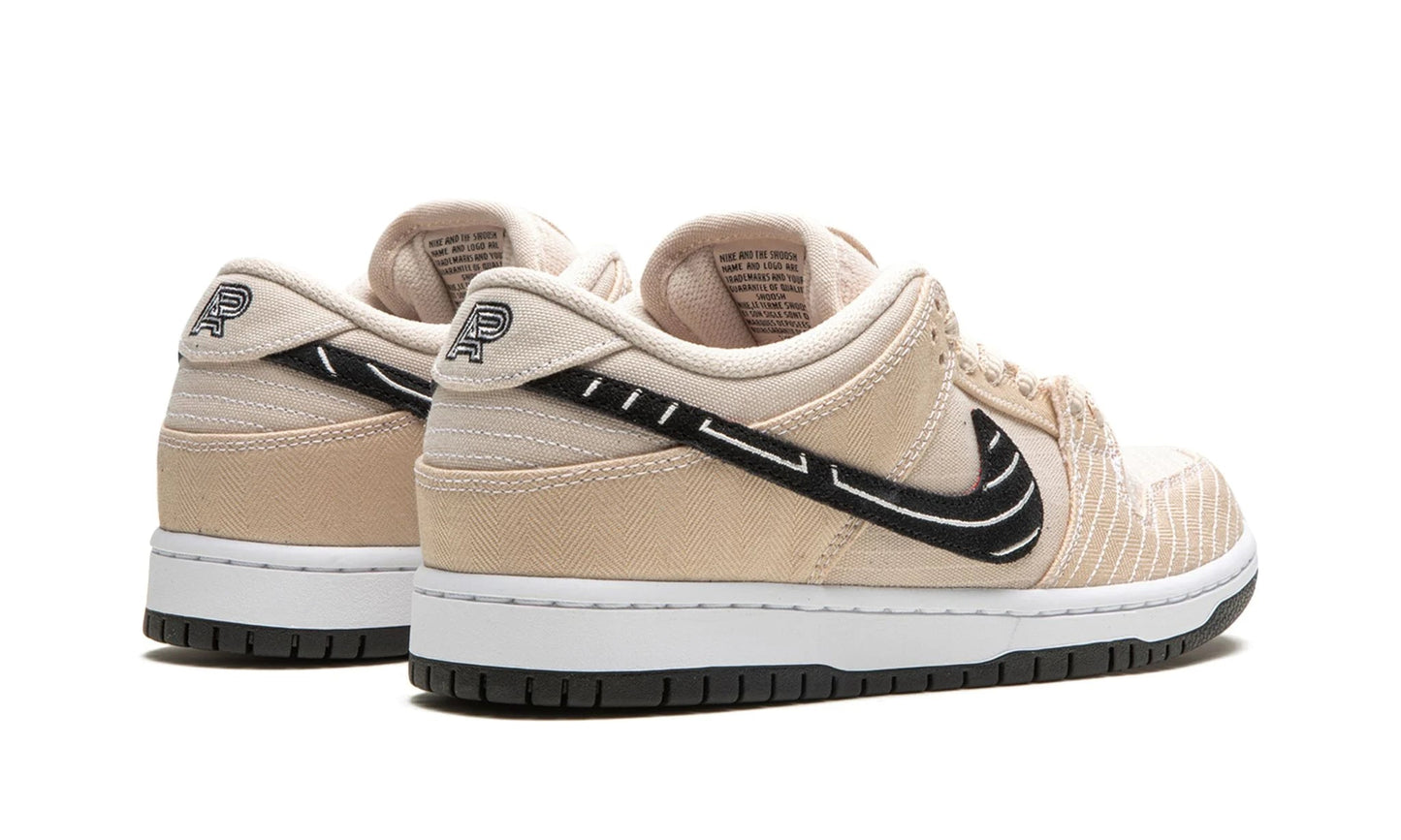 SB Dunk Low Albino & Preto - Nike - SecondPlace