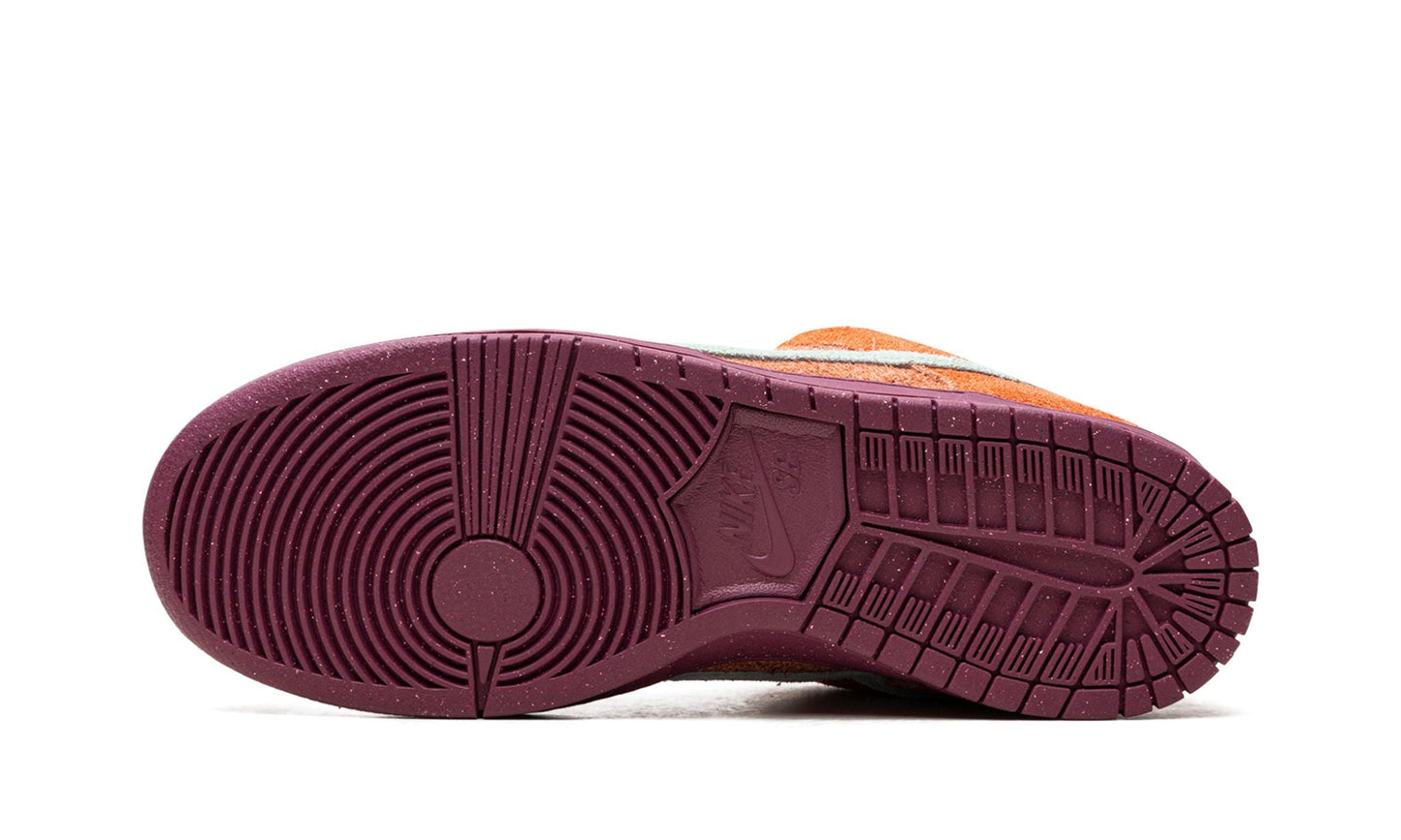 SB Dunk Low Mystic Red - Nike - SecondPlace