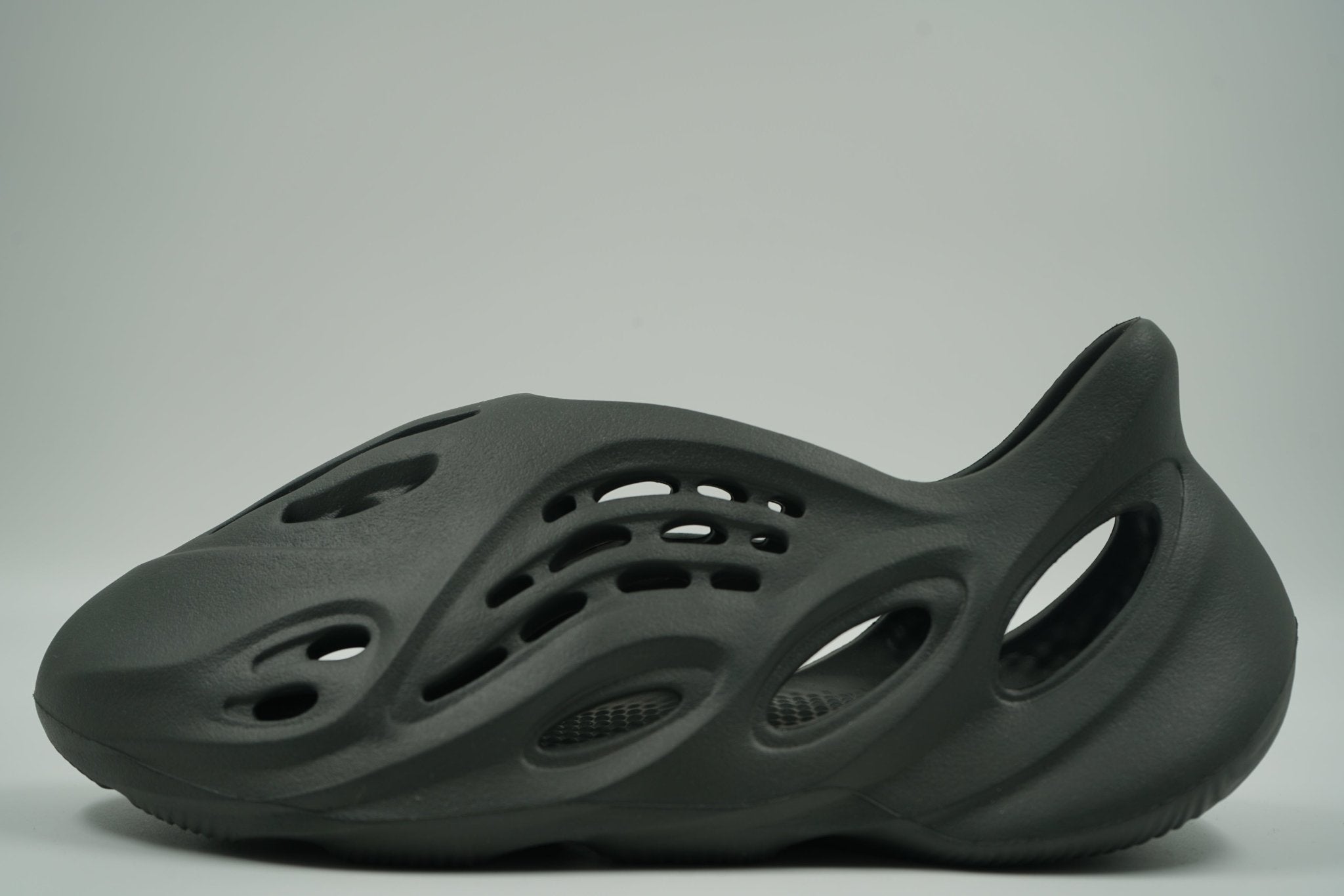 black yeezy foam runners