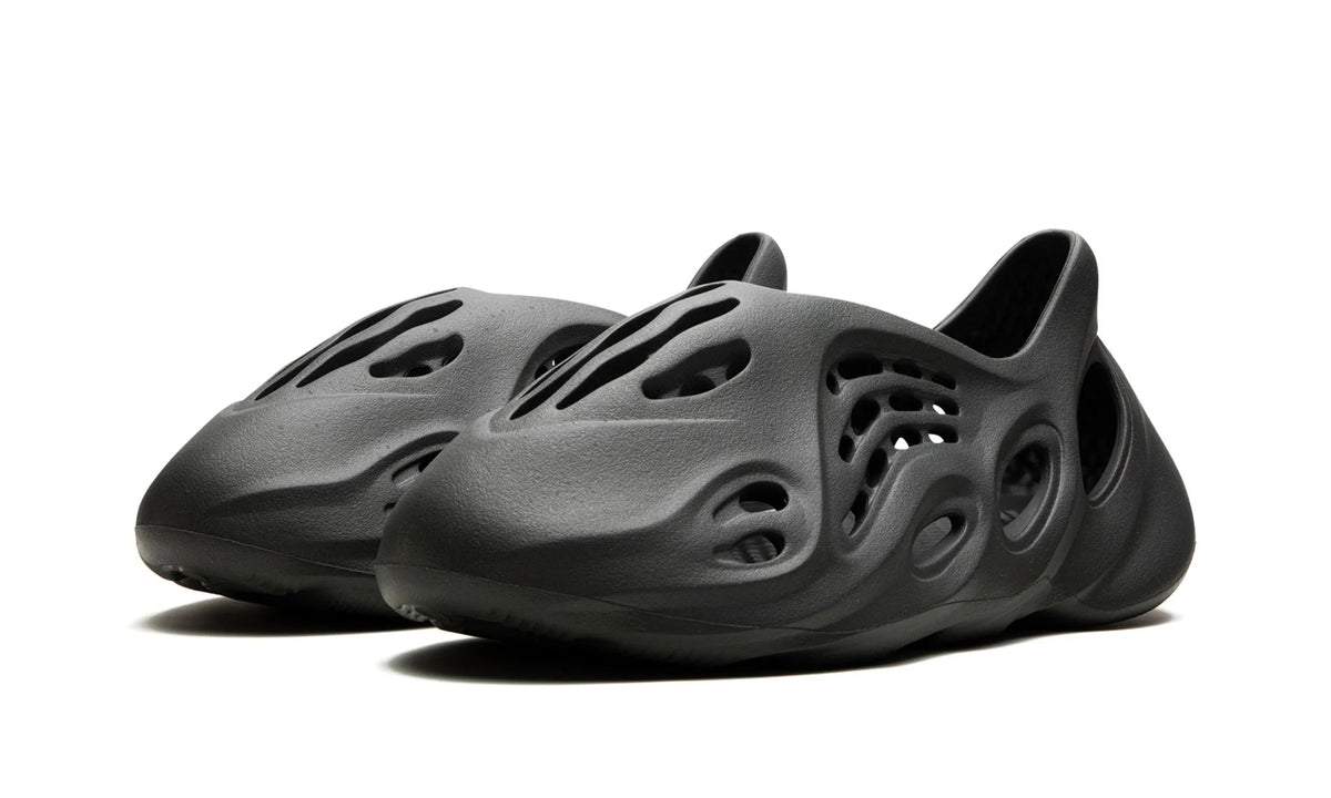 yeezy-foam-runner-carbon-