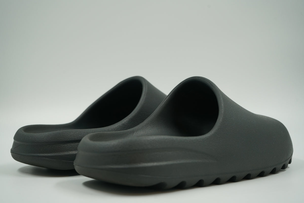 Pre-owned adidas Yeezy Slides Onyx HQ6448, back view of heels